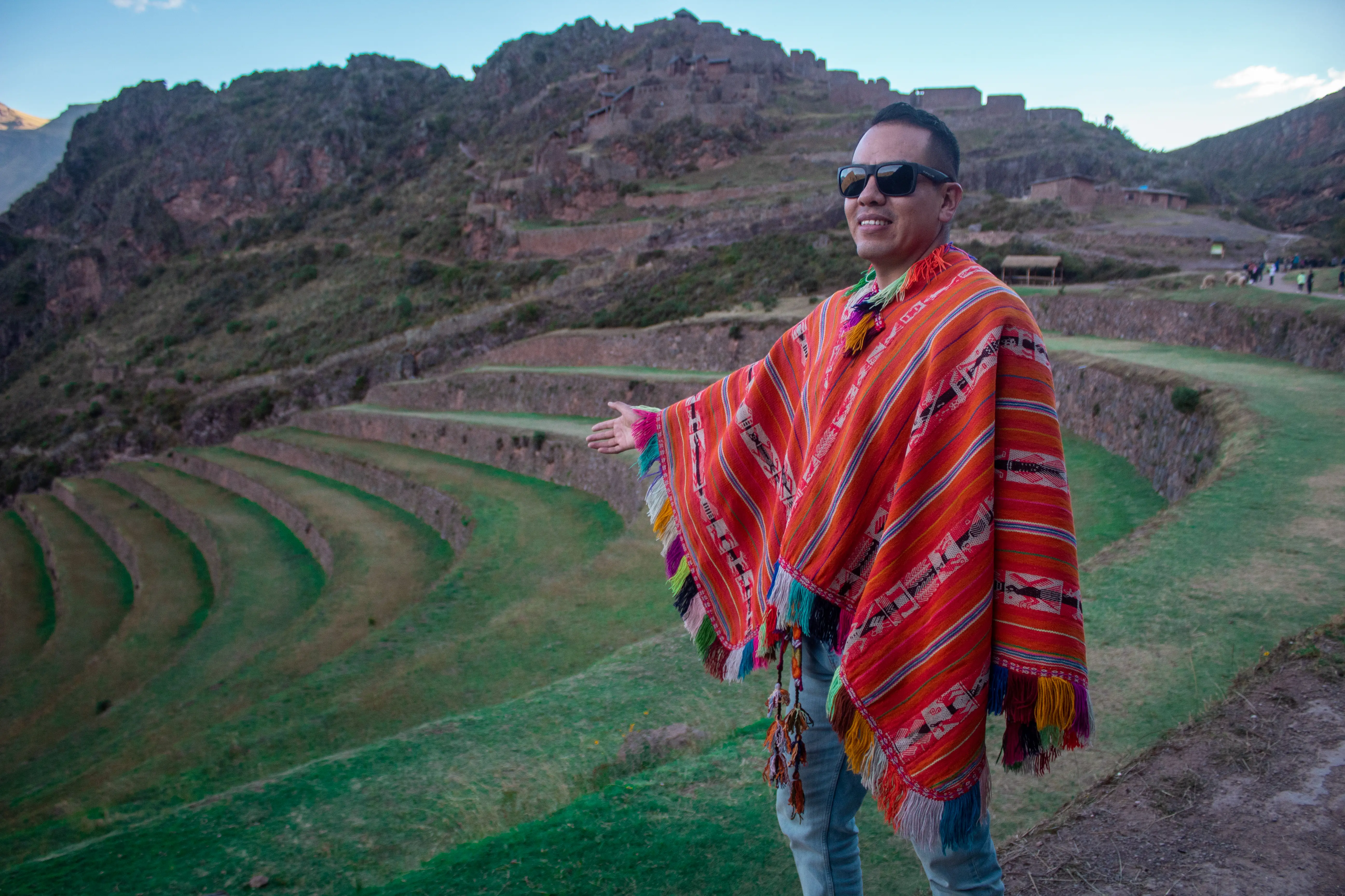 Turista en los Andenes de Pisaq